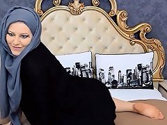 DrTuber Teaser Thick Girl With Hijab Shaking Fat Ass